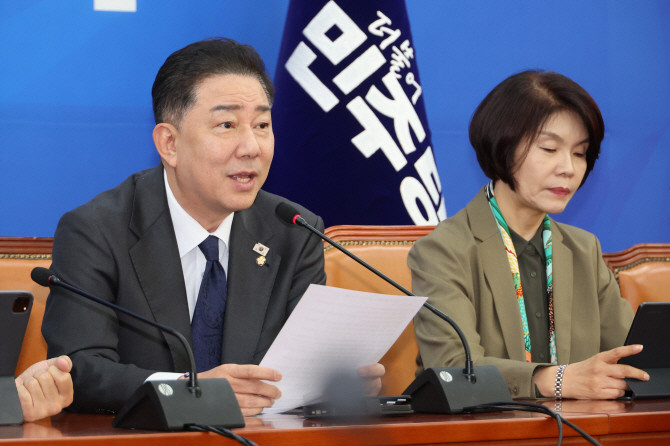 김병기 더불어민주당 원내대표가 28일 서울 여의도 국회에서 열린 국정감사 대책회의에서 발언하고 있다. ⓒ 연합뉴스