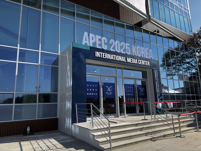 미디어센터 출입구에서는 매순간 보안 인력들의 엄격한 점검이 이어지고 있다. = 김주환 기자