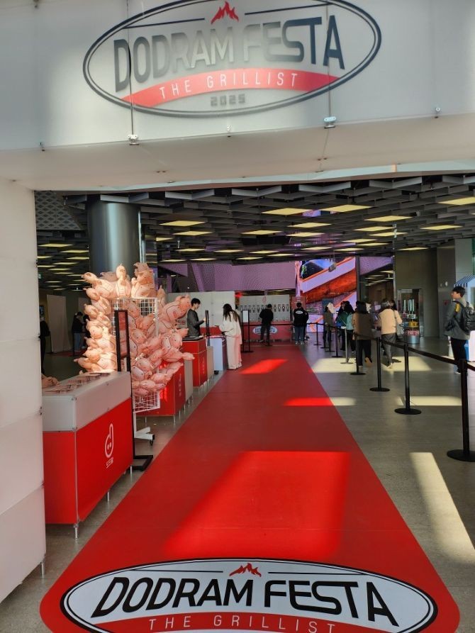 2025 도드람 페스타 THE GRILLIST 팝업스토어가 10월28일부터 11월2일까지 서울 강동 더리버몰에서 운영된다. = 추민선 기자