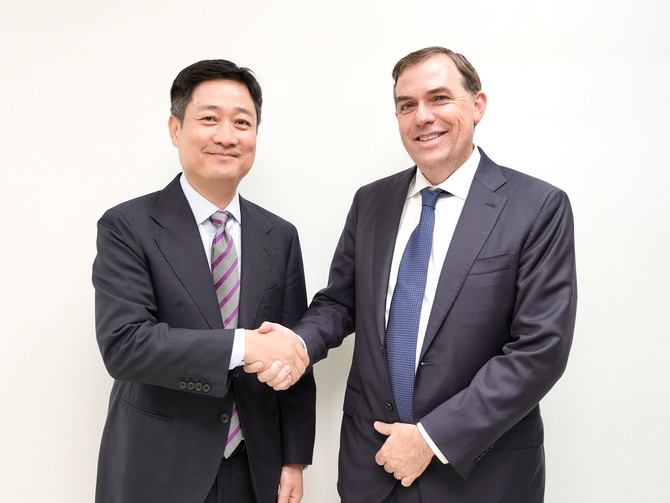 홍범식 LG유플러스 대표가 아마존웹서비스(AWS)의 맷 가먼 CEO와 지난 29일 경주에서 열린 '2025 APEC CEO 서밋' 현장에서 양사 협력 방안을 논의했다. 2025 APEC CEO 서밋 현장에서 홍범식 LG유플러스 대표(왼쪽)와 맷 가먼 AWS CEO가 기념촬영을 하는 모습. ⓒ LG유플러스