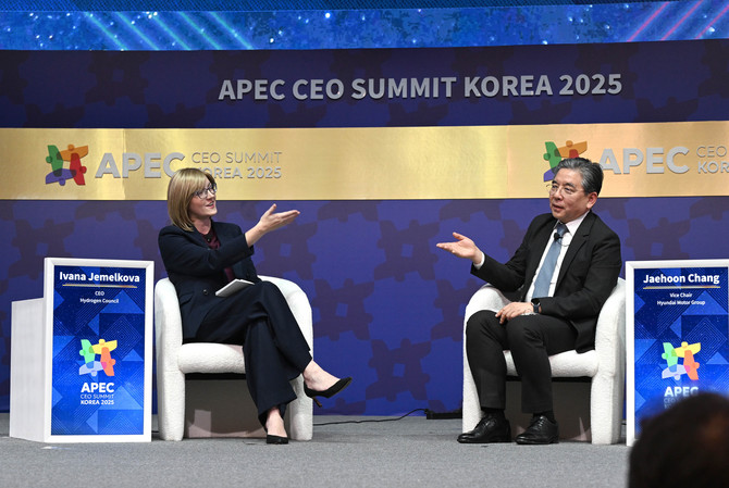 왼쪽부터 이바나 제멜코바 수소위원회 CEO, 장재훈 현대차그룹 부회장이 APEC CEO 서밋 코리아 2025 수소 세션에서 대담을 진행 중인 모습. ⓒ 현대자동차그룹