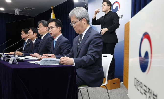 30일 오전 정부서울청사에서 열린 부동산 불법행위 대응 관계부처 합동 브리핑. © 연합뉴스연