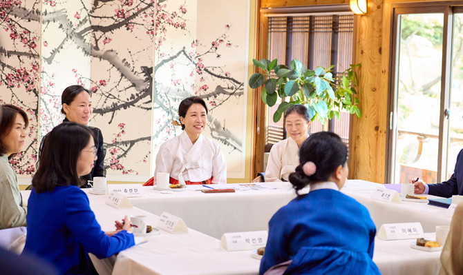 김혜경 여사가 30일 국립경주박물관 내 수묵당에서 차담회를 갖고 있다. ⓒ 연합뉴스