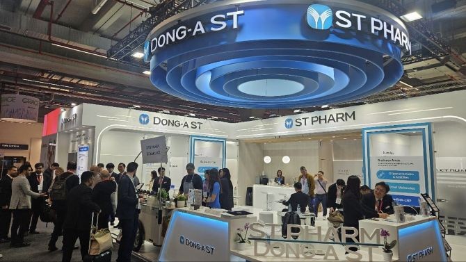 CPHI Worldwide 2025에 참가한 동아ST-에스티팜 공동부스 전경 모습. © 동아에스티