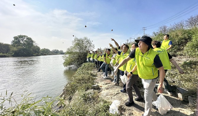 KGM 사내 임직원 봉사단 네바퀴동행이 지역사회 공헌활동의 일환으로 환경정화 봉사활동을 펼쳤다. ⓒ KG 모빌리티