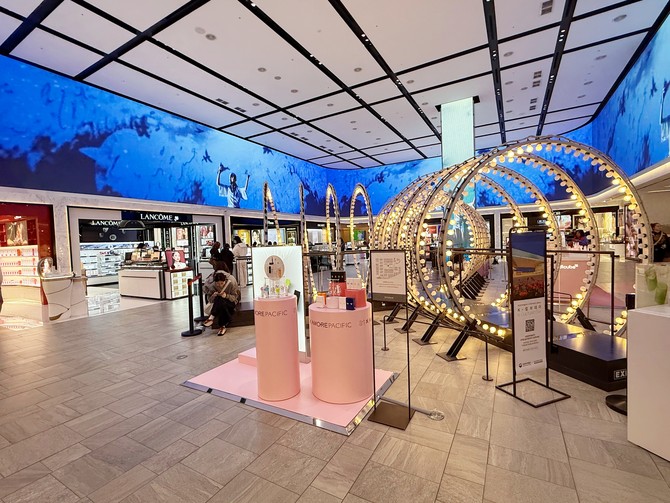 지난 21일 신세계면세점 명동점 미디어파사드 웰컴보드 모습. = 이인영 기자