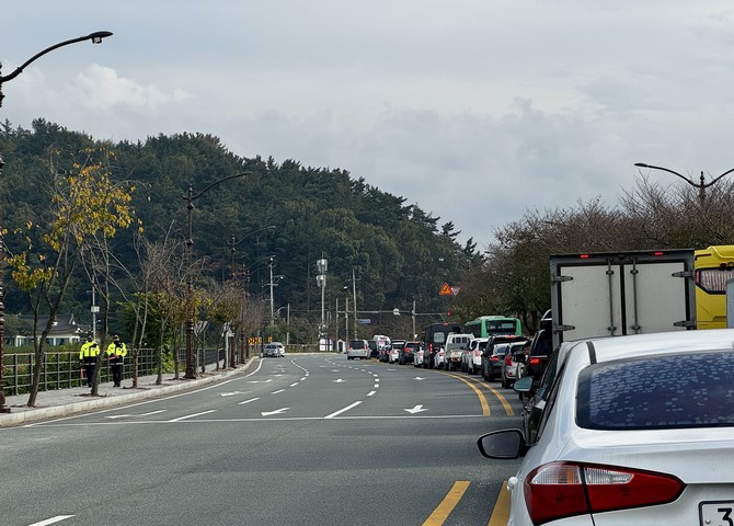 이른 아침, 보문단지 진입로 곳곳에 차량 행렬이 이어졌다. 취재, 관계자 차량이 차례로 검문을 받고 있다. = 김주환 기자