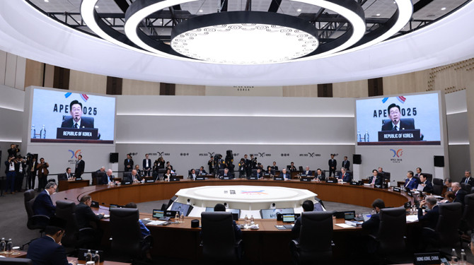 이 대통령은 APEC 정상회의 두 번째 세션인 '리트리트'를 주재한다. ⓒ 연합뉴스