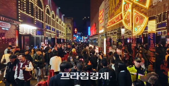 헬로윈 축제가 절정에 달한 지난 31일 밤 이태원 모습. ⓒ 프라임경제