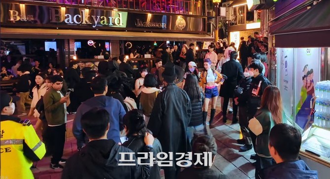 헬로윈 축제가 절정에 달한 지난 31일 밤 이태원 모습. ⓒ 프라임경제
