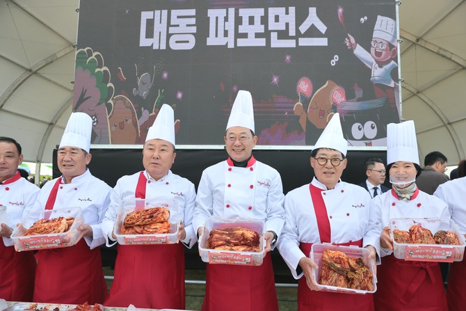 해남미남축제에서 박지원 국회의원과 명현관 해남군수, 김성일 도의원 등이 맛갈스런 김치를 비볐다. =해남군