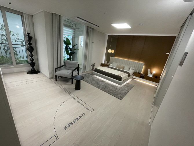 옵션1 베트룸 스위트가 적용된 전용 106A㎡ 침실1 내부. 옵션 미선택 시 1.6m*3.6m의 기본형 알파룸이 적용된다. = 박선린 기자