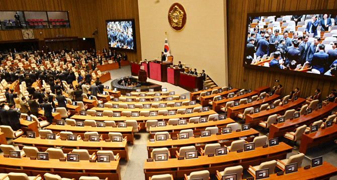 이 대통령이 국회에서 내년도 정부 예산안에 대한 시정연설을 하는 가운데 국민의힘 의원들은 불참한 채 본회의장 밖에서 침묵시위를 벌였다. ⓒ 연합뉴스