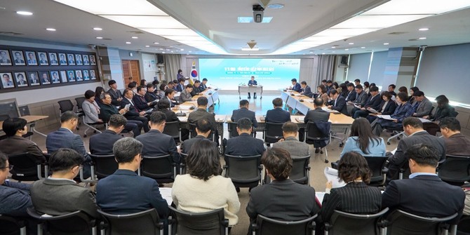 김범수 부시장이 4일 시청 상황실에서 '11월 확대간부회의'를 개최하고 있다. ⓒ 아산시