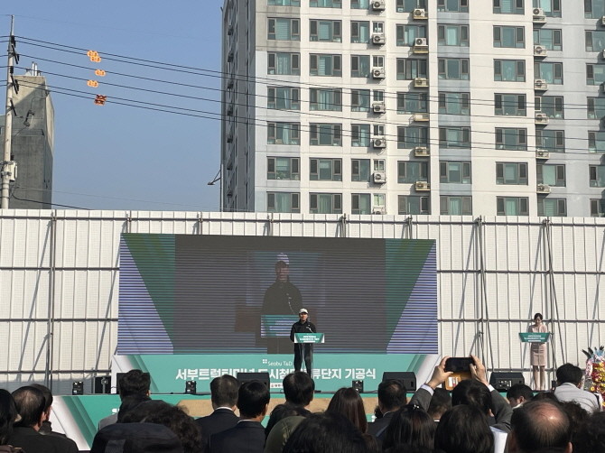4일 서울 양천구 서부트럭터미널에서 열린 '도시첨단물류단지 기공식' 현장에서 오세훈 서울시장이 축사를 하고 있는 모습. = 박선린 기자