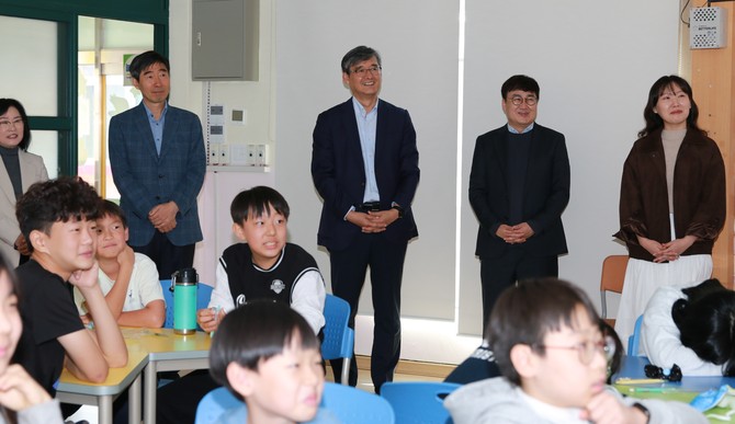 오동규 평가정보원장과 장광현 교육정보부장이 지난달 31일 천안 보산원초등학교에서 진행된 찾아가는 미소진 영상체험교실 참가자들을 격려하고 있다. ⓒ 충남교육청