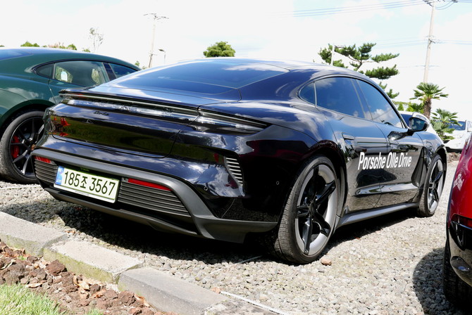 타이칸은 높은 출력, 늘어난 주행거리, 향상된 가속력과 빠르고 안정적인 충전 기능을 제공한다. = 노병우 기자