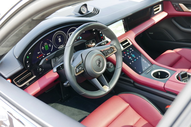 타이칸은 향상된 디스플레이와 컨트롤 시스템을 갖춘 최신 세대의 포르쉐 드라이버 익스피리언스가 특징이다. = 노병우 기자