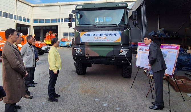 국민생활안전 긴급대응연구 2단계(2025년~2027년) 과제인 '중계급수용 대형 산불진화차량' 기본 차체(K-751 중형표준차량)에 대해 연구개발기관 담당자가 설명하고 있다. ⓒ 산림청