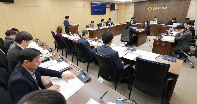 5일 제430회 정례회 중 소방본부와 재난안전실을 대상으로 2025년도 주요업무 추진상황 보고를 받고 행정사무감사를 실시하고 있다. ⓒ 의회사무국