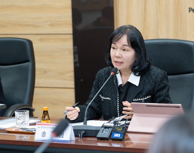 송경희 개인정보보호위원회 위원장이 5일 오후 서울 종로구 정부서울청사에서 개최된 '출입기자단 정례브리핑'에서 인사말을 하고 있다. ⓒ 개인정보보호위원회