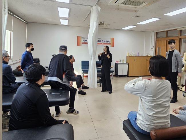 지난 4일 대구 광명학교에서 시각장애인 전공학생을 대상으로 대구보건대학교 한달빛공유협업센터가 주관한 '지역 정주 창업 역량 강화 교육'을 진행하고 있다. ⓒ 대구보건대학교