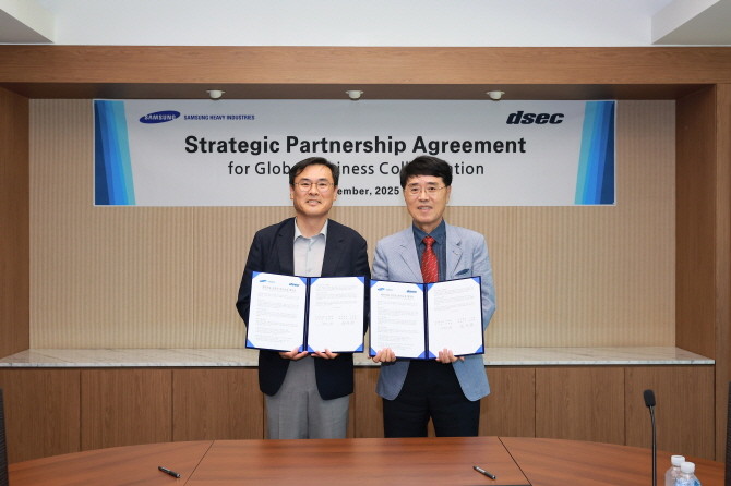 김경희 삼성중공업 부사장(왼쪽)과 윤석용 디섹 대표이사가 MOU를 체결하는 모습. ⓒ 삼성중공업