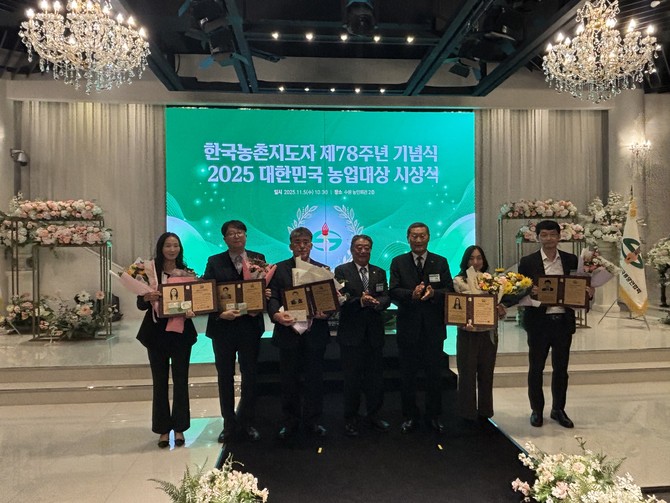 남해군농업기술센터 민성식 소장이 농민회관 2층에서 열린 '2025년 대한민국 농업대상 시상식'에서 '농촌진흥사업분야 최우수상'을 수상하고 기념촬영을 하고 있다. ⓒ 남해군