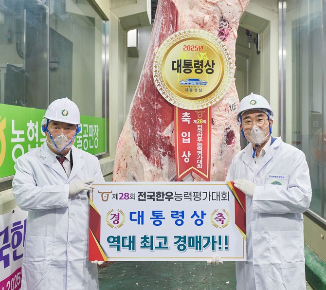 이영상 동원홈푸드 축육부문 대표(오른쪽)와 이재윤 한국종축개량협회 회장. ⓒ 동원홈푸드