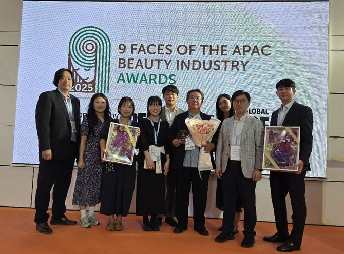 지난 4일 태국 방콕에서 열린 '인-코스메틱스 아시아' 시상식에서 '2025 APAC 뷰티산업 9인'에 선정된 박진오 대표가 임직원들과 기념촬영을 하고 있다. ⓒ 대봉엘에스