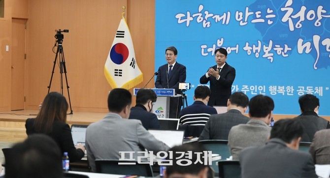 김돈곤 청양군수가 6일 군청 대회의실에서 기자회견을 열고 정부 농어촌 기본소득 시범사업 선정에 따른 향후 추진 방향과 재정 운용 계획을 설명하고 있다. ⓒ 프라임경제