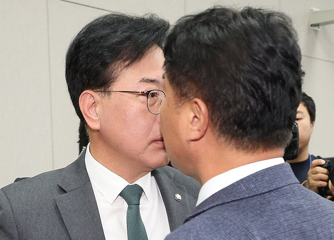 6일 대통령실을 대상으로 열린 국회 운영위원회 국감에서 채현일 더불어민주당 의원과 주진우 국민의힘 의원이 대립각을 세우고 있다. ⓒ 연합뉴스