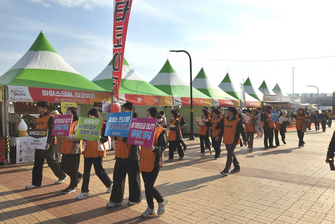 국화축제 제1축제장(3.15 해양누리공원)일대에서 박진열 경제일자리국장, 마산어시장·마산수산시장·정우새어시장 상인회, 마산합포구 소상공인연합회, 물가모니터요원 등 40여명이 참석해 '국화축제 바가지요금 근절을 위한 민관합동 캠페인'을 실시하고 있다. ⓒ 창원시