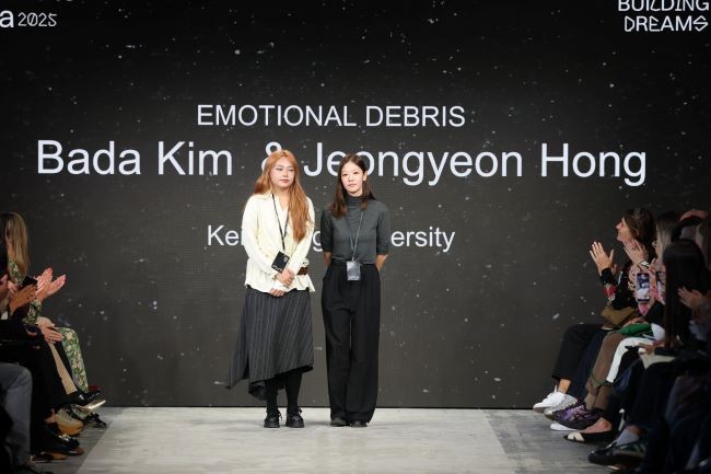 계명대 패션마케팅학과 홍정연(왼쪽), 김바다(오른쪽) 학생이 Fashion Graduate Italia 2025에서 무대인사를 하고 있다. ⓒ 계명대학교