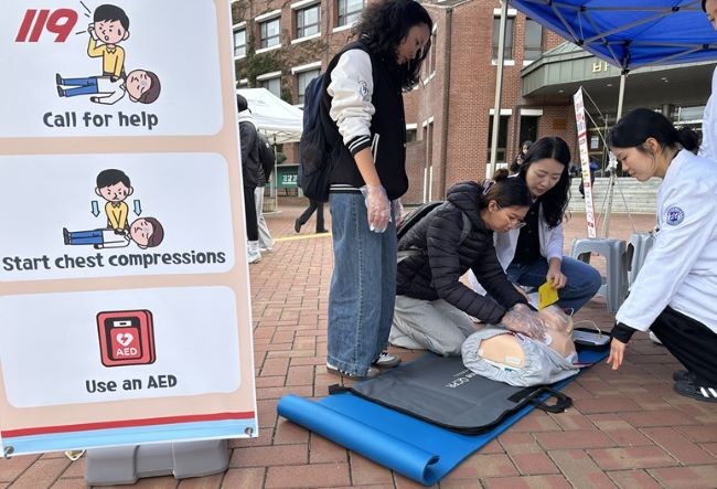 간호대학 서은혜 교수가 심정지 응급상황시 CPR 방법을 설명하고 있다. ⓒ 계명대 동산의료원