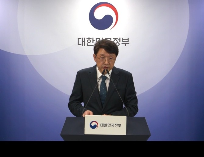 최우혁 과학기술정보통신부 네트워크정책실장이 6일 서울 종로구 정부서울청사에서 KT 침해사고 중간조사 결과를 발표하고 있다. ⓒ 온라인 e브리핑 갈무리