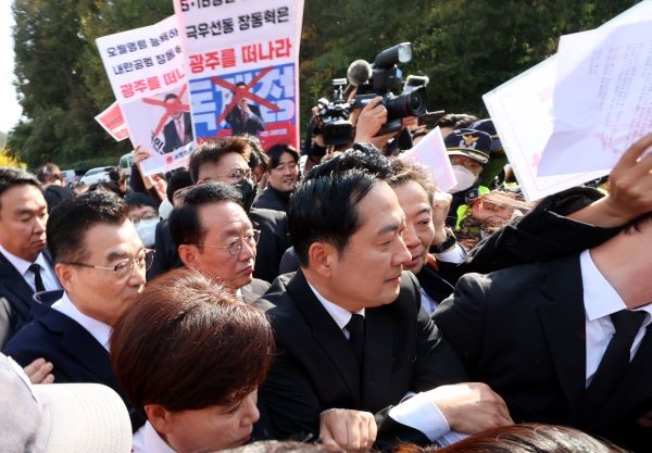 국민의힘 장동혁 대표가 6일 오후 광주 북구 국립5·18민주묘지에서 참배를 시도하고 있다. ⓒ 연합뉴스