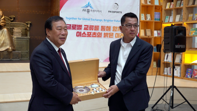 왼쪽부터 최민호 세종시장, 피쳇 기드위차이 SSRU 교수. ⓒ 세종시