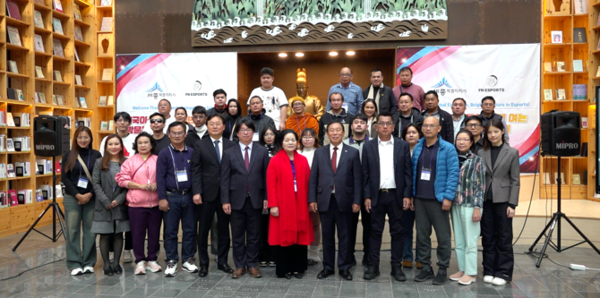 6일 시청 책문화센터에서 세종 연고 이스포츠 구단 '에프엔(FN)세종'과 함께 태국 이스포츠 관계자들이 기념촬영을 하고 있다. ⓒ 세종시