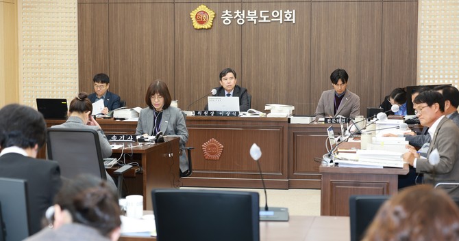 6일 양성평등가족정책관과 기획조정실을 대상으로 2025년도 행정사무감사를 실시하고 있다. ⓒ 의회사무국