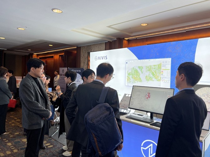 포럼에 마련된 에이비스 부스를 찾은 참가자들. ⓒ 에이비스