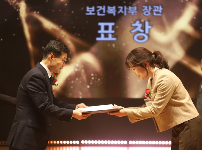 경아영 KT&G 사회공헌부장(오른쪽)이 '제14회 대한민국 나눔국민대상' 시상식에서 보건복지부 장관상을 수여받는 모습. ⓒ KT&G