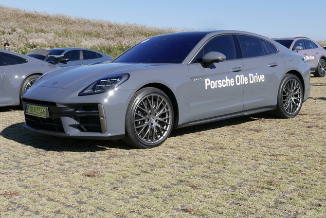 파나메라 터보 S E-하이브리드는 뉘르부르크링 노르트슐라이페에서 내연기관 및 하이브리드 럭셔리 세단 부문의 가장 빠른 공식 기록을 보유한다. = 노병우 기자