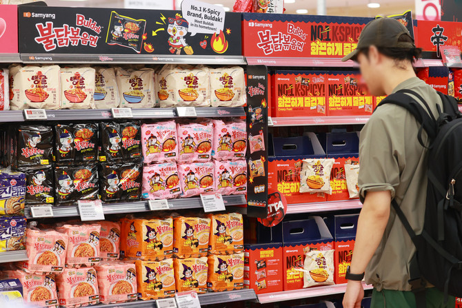 서울의 한 대형마트에 진열된 불닭볶음면. ⓒ 연합뉴스