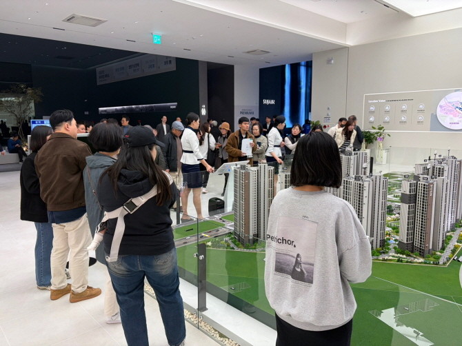 견본주택 내부에 마련된 대형모형도 주변으로 인파가 몰려있는 모습. = 박선린 기자