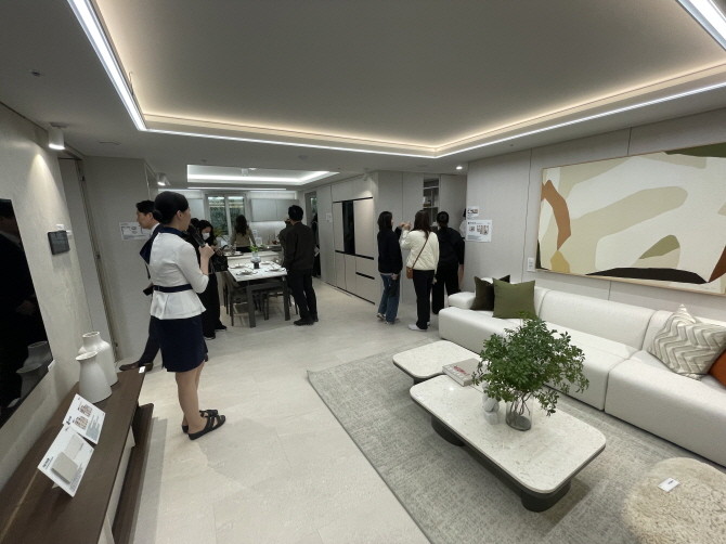 전용면적 84㎡ 타입 유니트 내부 거실. = 박선린 기자