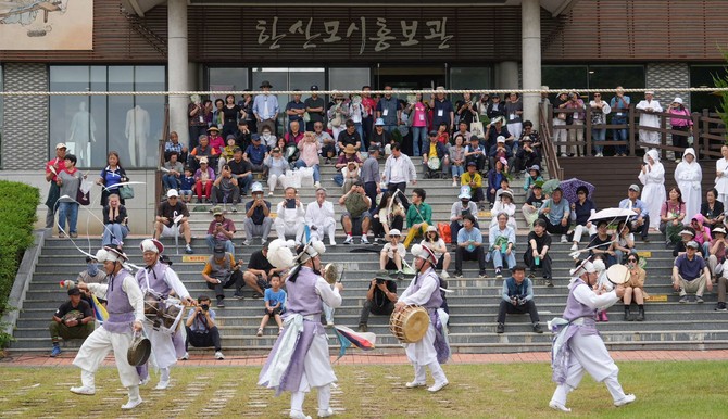 한산모시공예마을 내 공연 모습. ⓒ 서천군