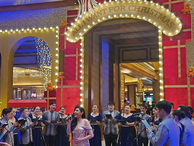 필리핀 가수이자 배우로 활동하고 있는 칼라 게바라 라포르테사와 합창단이 마닐라 베이에 위치한 솔레어 리조트에서 진행된 크리스마스 트리 점등식에서 공연을 하고 있는 모습. = 추민선 기자