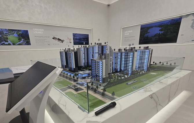 견본주택 내 설치된 운정신도시 푸르지오 더 스마트 모형도. = 전훈식 기자