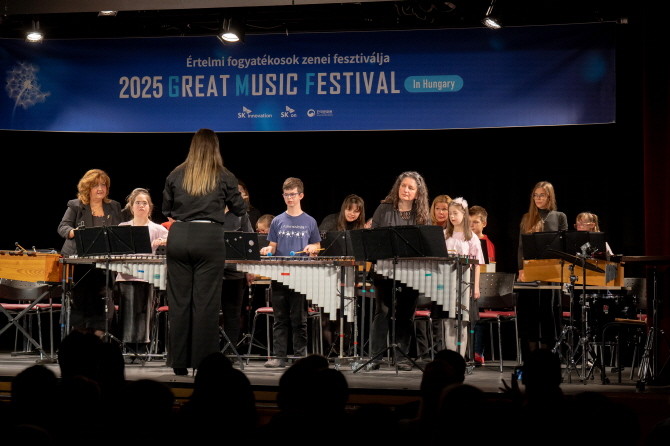 지난 8일(현지시간) 헝가리 부다페스트 어러니티즈 문화센터에서 열린 제2회 'GMF in Hungary'에서 헝가리 발달장애인 음악협회 소속 오케스트라 '파라필리크(Parapillék)'가 공연을 선보이고 있다. ⓒ SK온